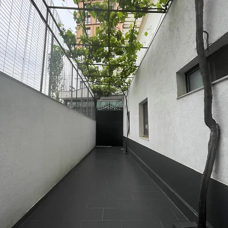 דירה Cozy Big With Balcony טיראנה
