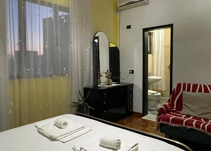 דירה Cozy Big With Balcony טיראנה