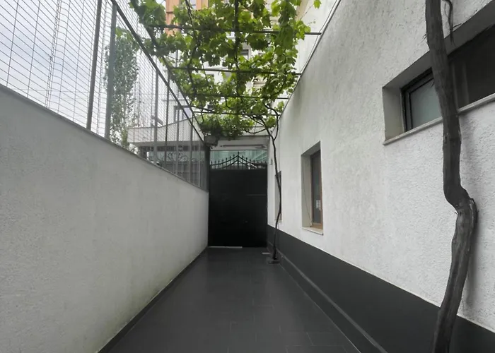 דירה Cozy Big With Balcony טיראנה