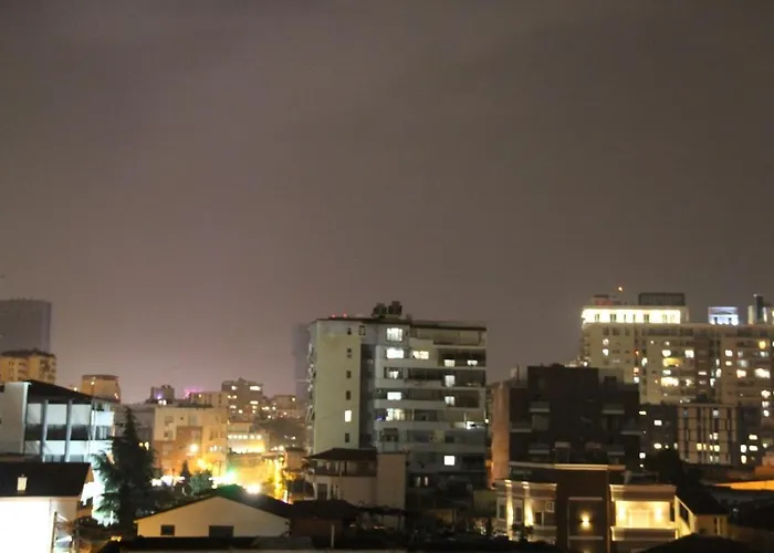 Cozy Big With Balcony 地拉那